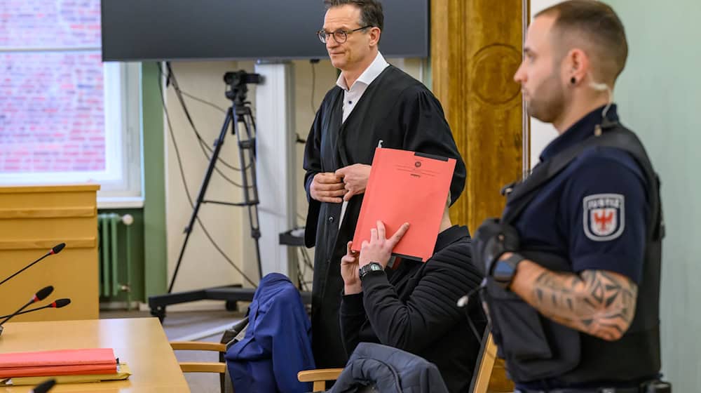 Ein Mann steht wegen des Verdachts des Mordes vor dem Landgericht in Cottbus. (Archivbild) / Foto: Patrick Pleul/dpa