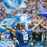 Stürmer-Star Edin Dzeko traf bei seinem Startelf-Debüt für Schalke 04 zweimal. / Foto: Bernd Thissen/dpa