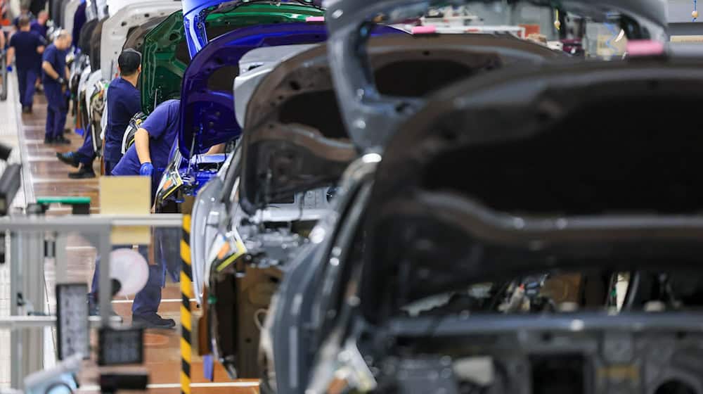 Hohe Arbeitskosten und schwache Nachfrage belasten laut einer Umfrage von Sachsens Industrie- und Handelskammern die Wirtschaft. (Symbolbild) / Foto: Jan Woitas/dpa