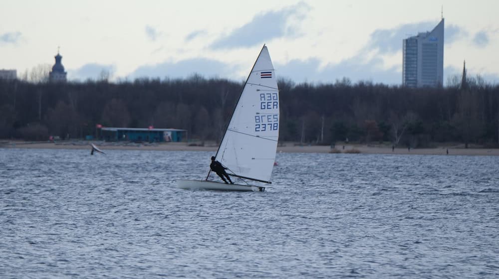 Lake Cospuden near Leipzig: where currently mainly sailing boats and paddlers are out and about, motorboats are soon to be permitted across the board. (Archive image) / Photo: Sebastian Willnow/dpa