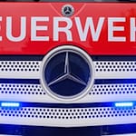 Feuerwehr und Rettungsdienst sind wegen einer unbekannten, stark riechenden Flüssigkeit an einer Oberschule in Bautzen im Einsatz. (Symbolbild) / Foto: Klaus-Dietmar Gabbert/dpa