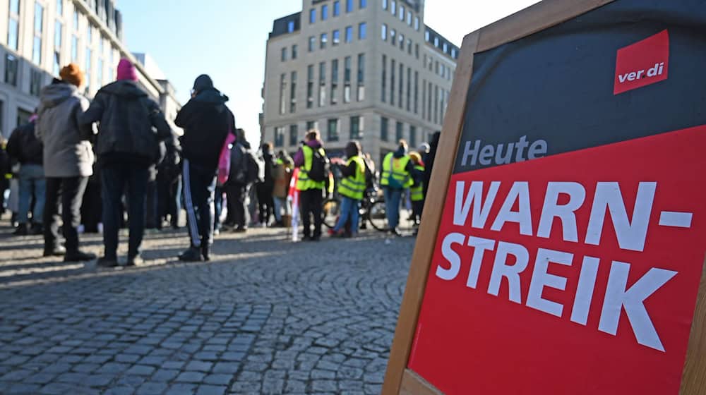 Hunderte Beschäftigte versammelten sich in Leipzig zu einer zentralen Kundgebung im Rahmen der Warnstreiks im öffentlichen Dienst. / Foto: David Hammersen/dpa