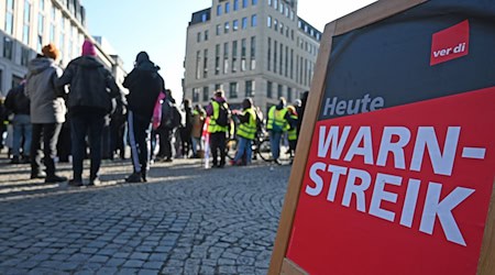 Hunderte Beschäftigte versammelten sich in Leipzig zu einer zentralen Kundgebung im Rahmen der Warnstreiks im öffentlichen Dienst. / Foto: David Hammersen/dpa