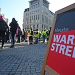 Hunderte Beschäftigte versammelten sich in Leipzig zu einer zentralen Kundgebung im Rahmen der Warnstreiks im öffentlichen Dienst. / Foto: David Hammersen/dpa