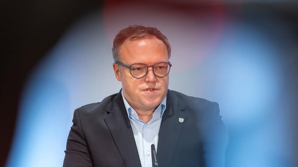 Voigt will Osten als Testregionen für schnellere Verfahren. (Archivbild) / Foto: Michael Reichel/dpa