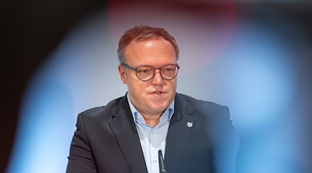 Voigt will Osten als Testregionen für schnellere Verfahren. (Archivbild) / Foto: Michael Reichel/dpa