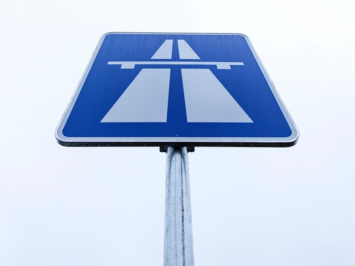 Vor und nach der Vollsperrung können zeitweise auch Spuren gesperrt werden. (Symbolbild) / Foto: Friso Gentsch/dpa