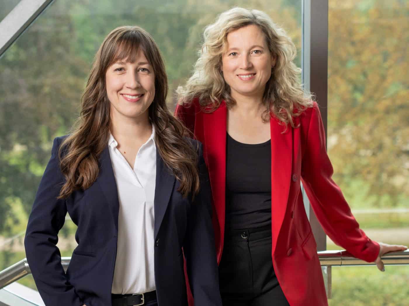 Geben weiter die Richtung im Hygiene-Museum vor: die kaufmännische Direktorin Lisa Klamka (links) und Direktorin Dr. Iris Edenheiser. Foto: David Pinzer