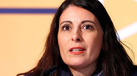 VW Works Council Chairwoman Daniela Cavallo now wants to negotiate a bonus for employees with the Board of Management after all. (Archive image) / Photo: Moritz Frankenberg/dpa
