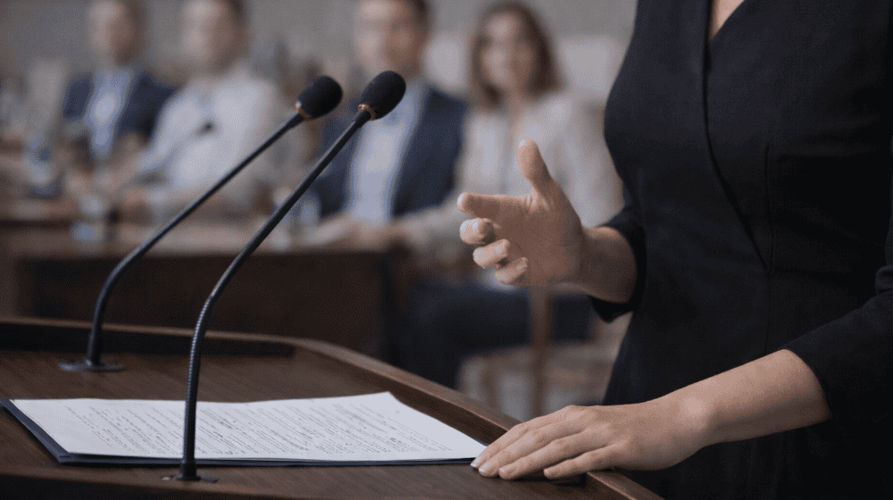 Promises from the lectern - but which of them are actually put into practice? Students at Leipzig University have systematically investigated this for the first time. © AI-generated with ChatGPT