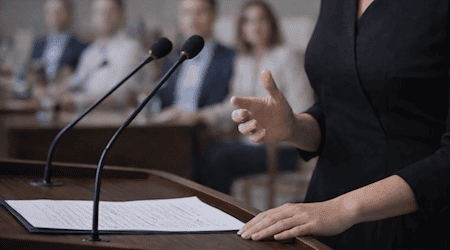 Versprechen vom Rednerpult – doch was davon wird wirklich umgesetzt? Studierende der Universität Leipzig haben das erstmals systematisch überprüft. © KI-generiert mit ChatGPT