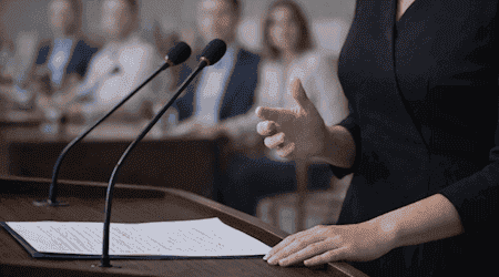 Election campaign live: a politician canvasses for votes. A new tool from Leipzig now shows whether promises like this are kept.