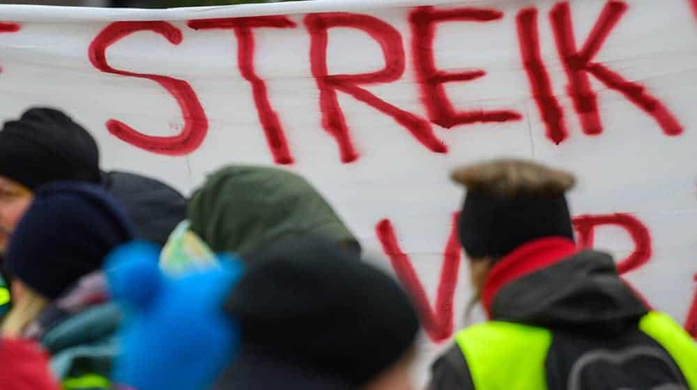 Mit einem landesweiten Warnstreik erhöht die Gewerkschaft Verdi in Sachsen den Druck im Tarifstreit (Symbolbild) / Foto: Klaus-Dietmar Gabbert/dpa