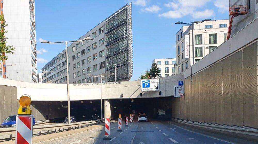 Ende dieses Jahres beginnen die Hauptarbeiten am Wiener Platz. Knapp 26 Jahre nach der Übergabe wird der 600 Meter langen Tunnel mit moderner Technik ausgestattet, der den aktuellen Vorschriften entspricht. Erste Vorarbeiten werden ab diesem Monat ausgeführt. Fotos: Peter Hilbert