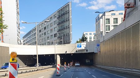Ende dieses Jahres beginnen die Hauptarbeiten am Wiener Platz. Knapp 26 Jahre nach der Übergabe wird der 600 Meter langen Tunnel mit moderner Technik ausgestattet, der den aktuellen Vorschriften entspricht. Erste Vorarbeiten werden ab diesem Monat ausgeführt. Fotos: Peter Hilbert
