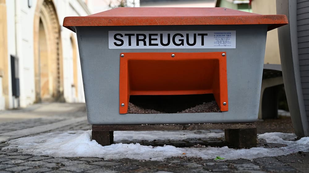 In Sachsen besteht am Morgen Glättegefahr. (Symbolbild) / Foto: David Hammersen/dpa