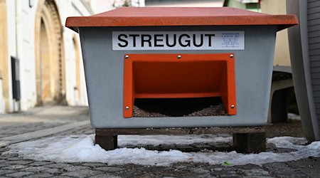 In Sachsen besteht am Morgen Glättegefahr. (Symbolbild) / Foto: David Hammersen/dpa