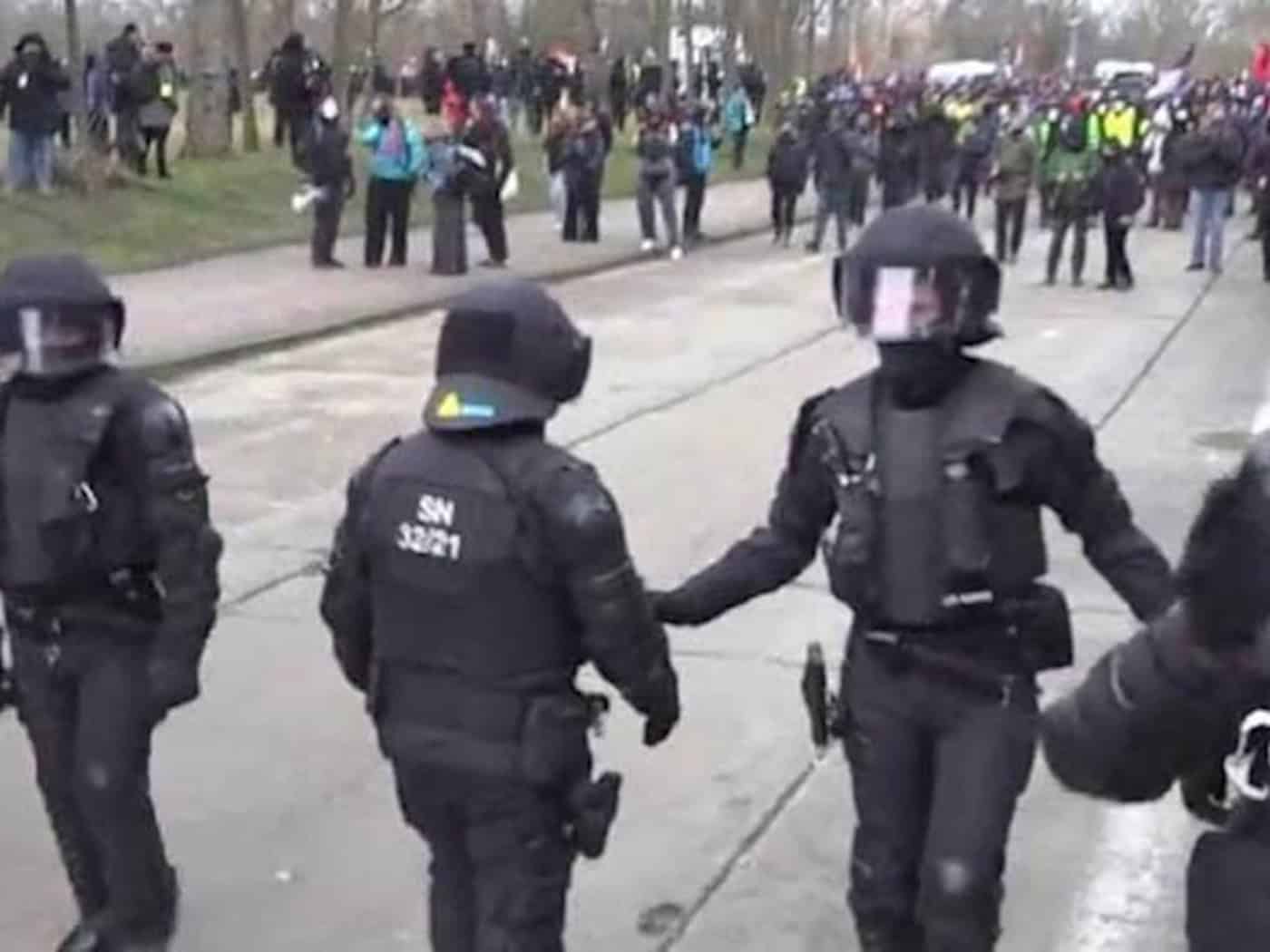 Polizei bei den Demos gegen den AfD-Parteitag in Riesa im Januar 2025. Foto: privat