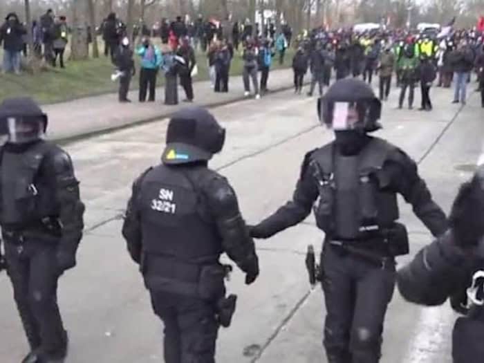 Polizei bei den Demos gegen den AfD-Parteitag in Riesa im Januar 2025. Foto: privat