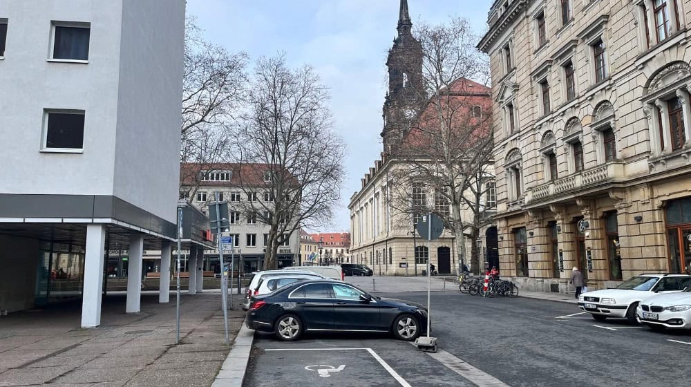 An der Stelle, wo wärend des Augustusmarktes das mobile Toilettenhäuschen steht, könnte noch im Februar eine dauerhafte Anlage entstehen. Foto: CdH