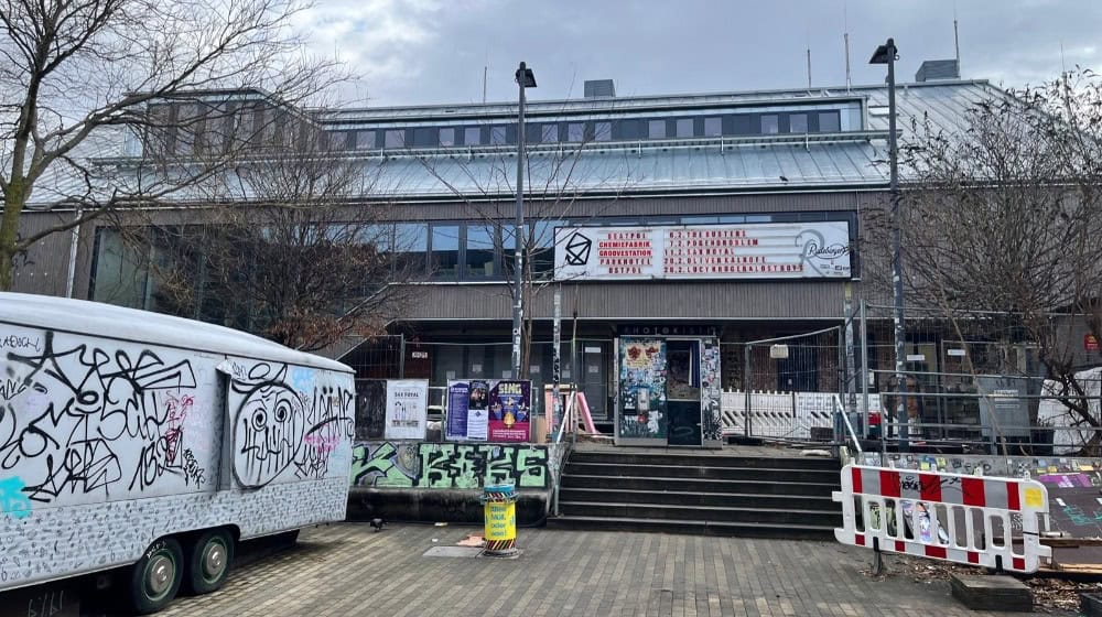 Die Fassade der Scheune ist so gut wie fertig, derzeit läuft der Innenausbau und die Gestaltung der Außenanlangen. Foto: CdH
