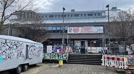 Die Fassade der Scheune ist so gut wie fertig, derzeit läuft der Innenausbau und die Gestaltung der Außenanlangen. Foto: CdH