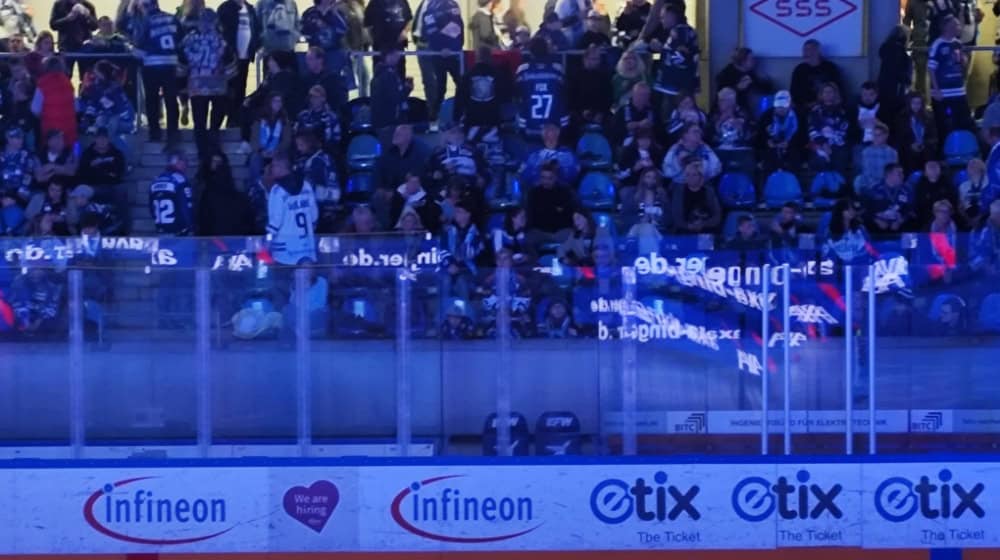 Auf den Stehplätzen der Joynext-Arena könnte es demnächst etwas kuscheliger zugehen. Damit mehr Zuschauer die Eislöwen sehen können, bittet der Verein um gegenseitige Rücksicht und gemeinsames Zusammenstehen. Foto: Alexander Hiller