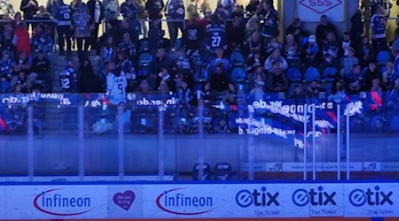 Auf den Stehplätzen der Joynext-Arena könnte es demnächst etwas kuscheliger zugehen. Damit mehr Zuschauer die Eislöwen sehen können, bittet der Verein um gegenseitige Rücksicht und gemeinsames Zusammenstehen. Foto: Alexander Hiller