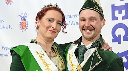 Désirée und Simon Kremers vom Pegauer Karneval-Klub sind das erste Landesprinzenpaar Sachsens. / Foto: David Hammersen/dpa