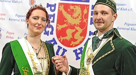 Désirée und Simon Kremers sind das 62. Pegauer Prinzenpaar - und vertreten ganz Sachsen. / Foto: David Hammersen/dpa