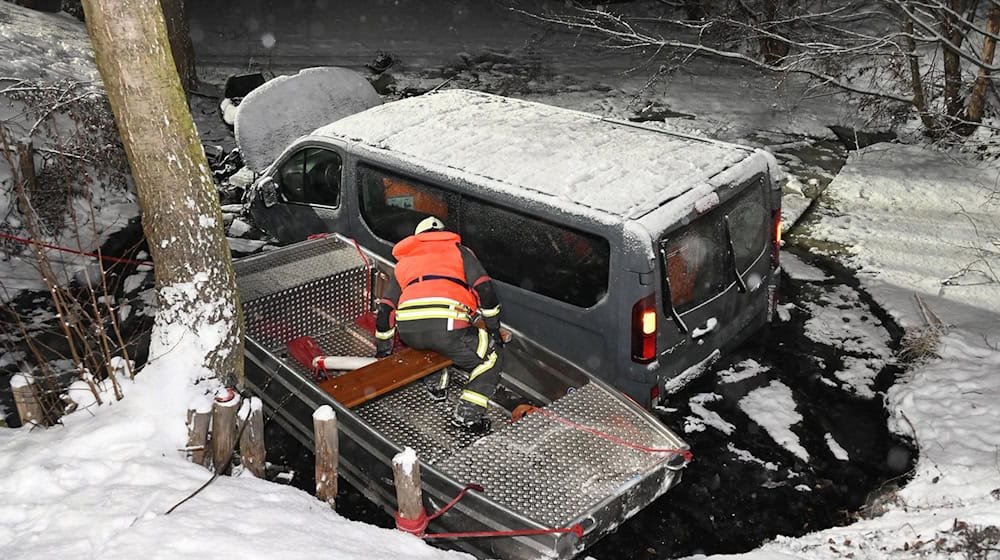 Der Transporter kam in einer Kurve von der Fahrbahn ab.  / Foto: Dietmar Thomas/EHL Media/dpa