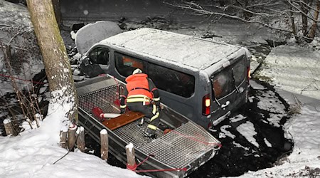 Der Transporter kam in einer Kurve von der Fahrbahn ab.  / Foto: Dietmar Thomas/EHL Media/dpa