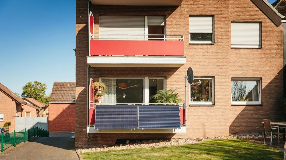 Ein Balkonkraftwerk senkt den Strombezug aus dem Netz und erhöht die Unabhängigkeit vom Energieversorger. / Foto: Yuma Solar auf Unsplash.com