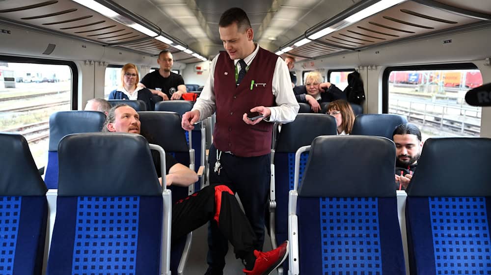 The training also includes acting out realistic situations in a train / Photo: Martin Schutt/dpa