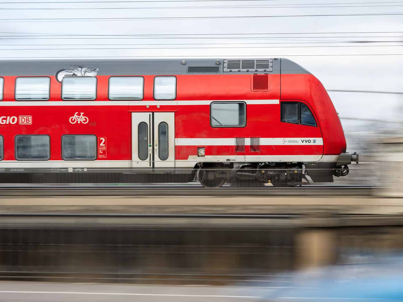 Wegen einer Bedrohung hat ein Schaffner die Polizei gerufen. (Symbolbild) / Foto: Robert Michael/dpa