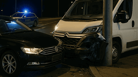 Ein Unfall zwischen einem VW und einem Citroen sorgte für eine lange Sperrung der Karcherallee am Mittwochmorgen. Symbolfoto: KI/copilot-microsoft
