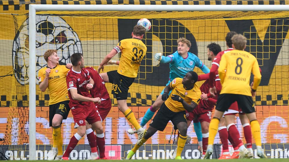  Christoph Daferner (Dynamo Dresden, 4th from left) scores the 1:0 / Photo: Robert Michael/dpa