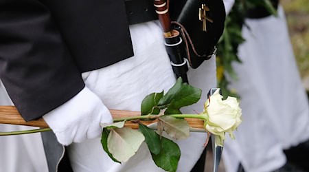Auf dem Zwickauer Hauptfriedhof gedenken Vertreter der Stadt, der Kirchen und des Bergbauvereins dem Grubenunglück vor 66 Jahren im damaligen VEB Steinkohlewerk Zwickau. (Archivbild) / Foto: Sebastian Willnow/dpa-Zentralbild/dpa