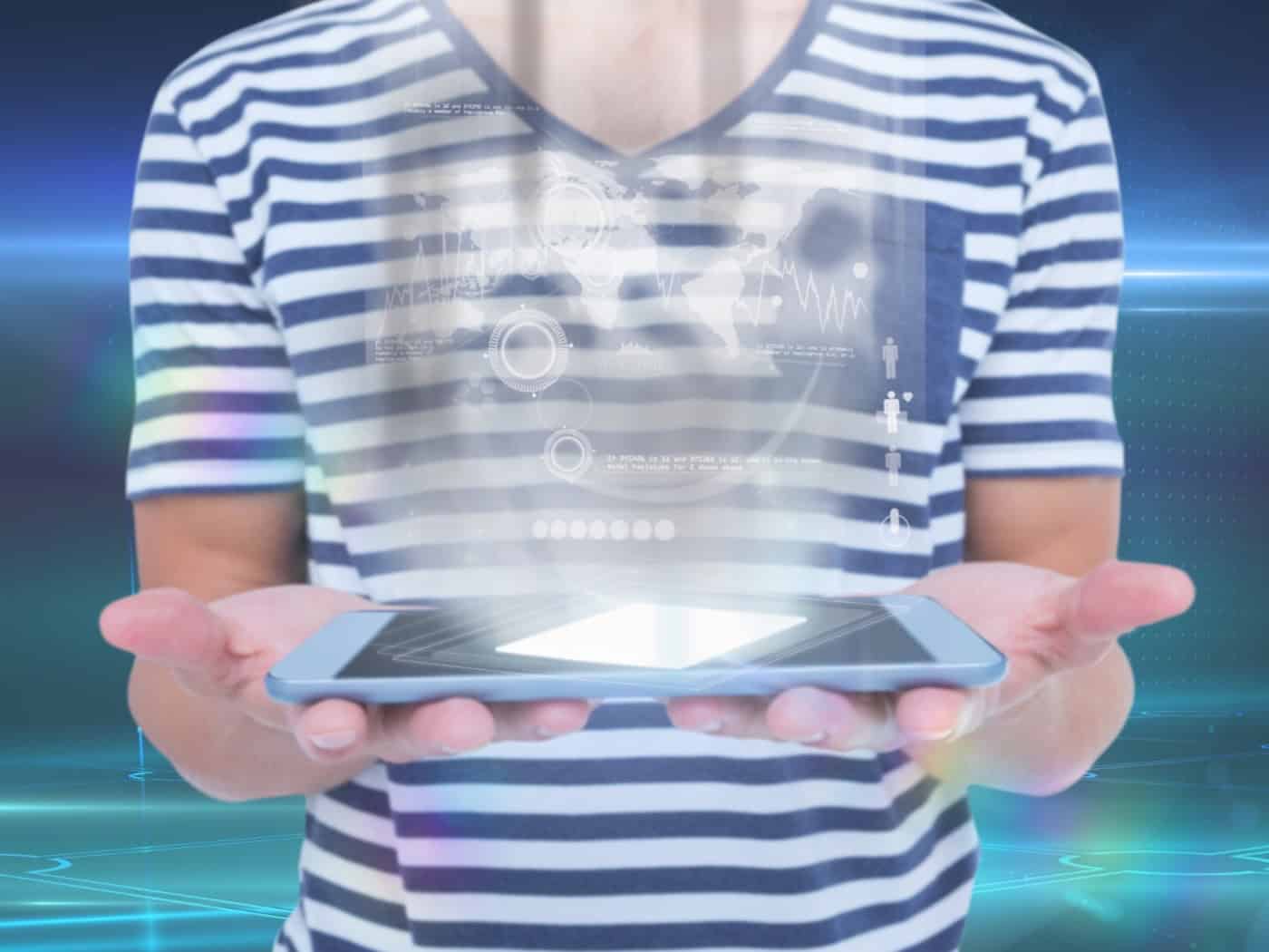 Person hält ein Tablet, über dem holografische Daten, Algorithmen und eine Weltkarte schweben – Symbol für die Verschmelzung von KI-Personalisierung und Datenschutz im digitalen Zeitalter.