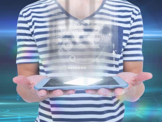 Person hält ein Tablet, über dem holografische Daten, Algorithmen und eine Weltkarte schweben – Symbol für die Verschmelzung von KI-Personalisierung und Datenschutz im digitalen Zeitalter.