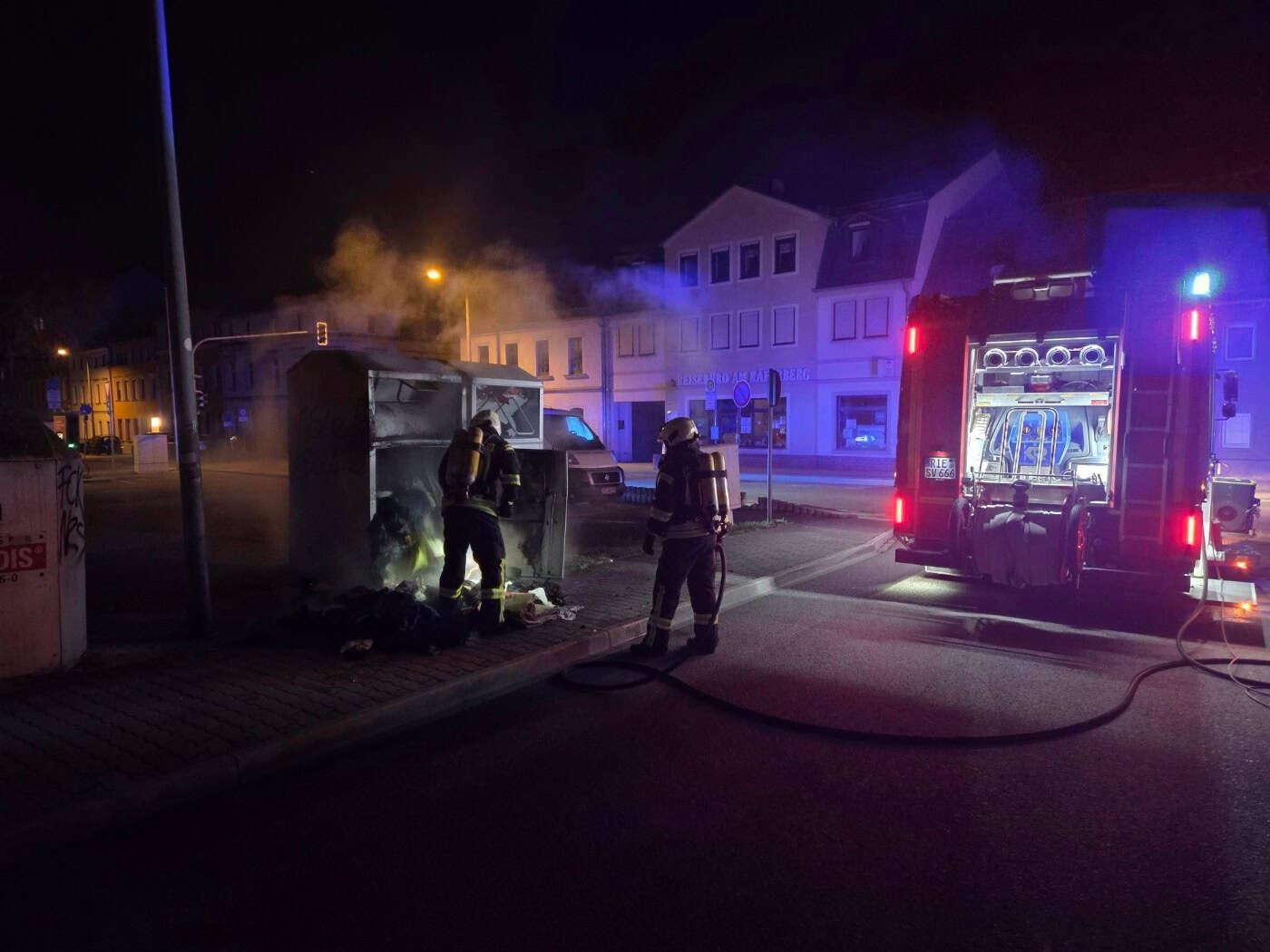 Brand an einem Altkleidercontainer in Riesa