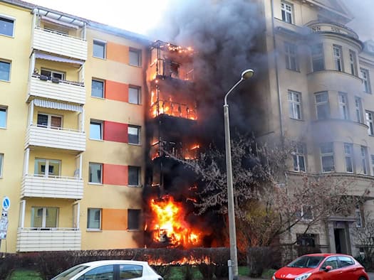 Balkonbrand in Mehrfamilienhaus – Sechs Verletzte