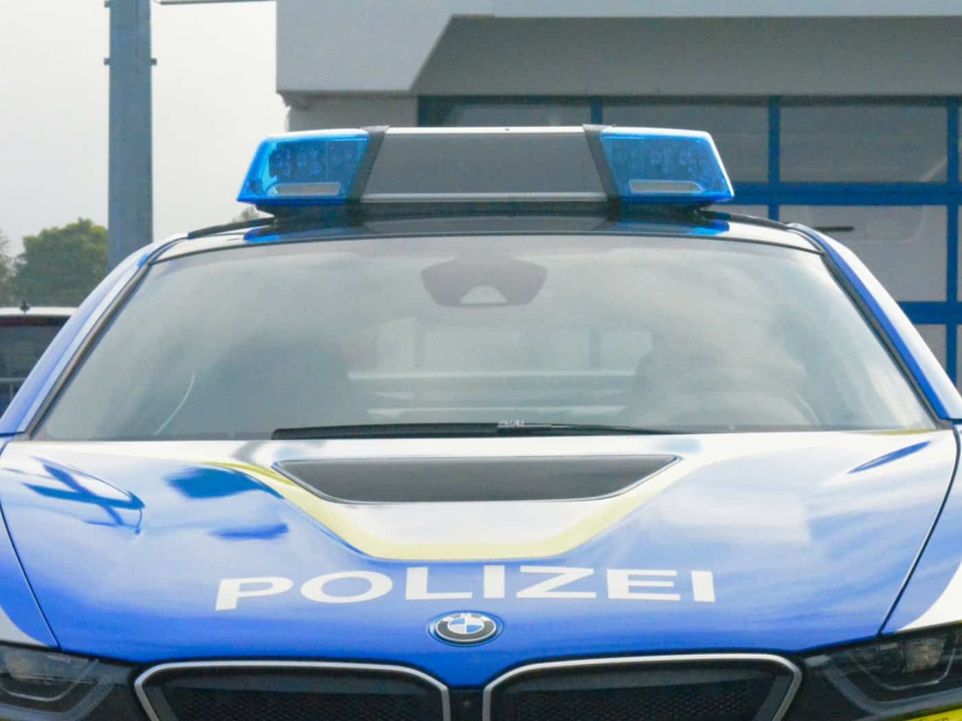 Transporter-Rowdy verletzt Radfahrerin und haut ab!