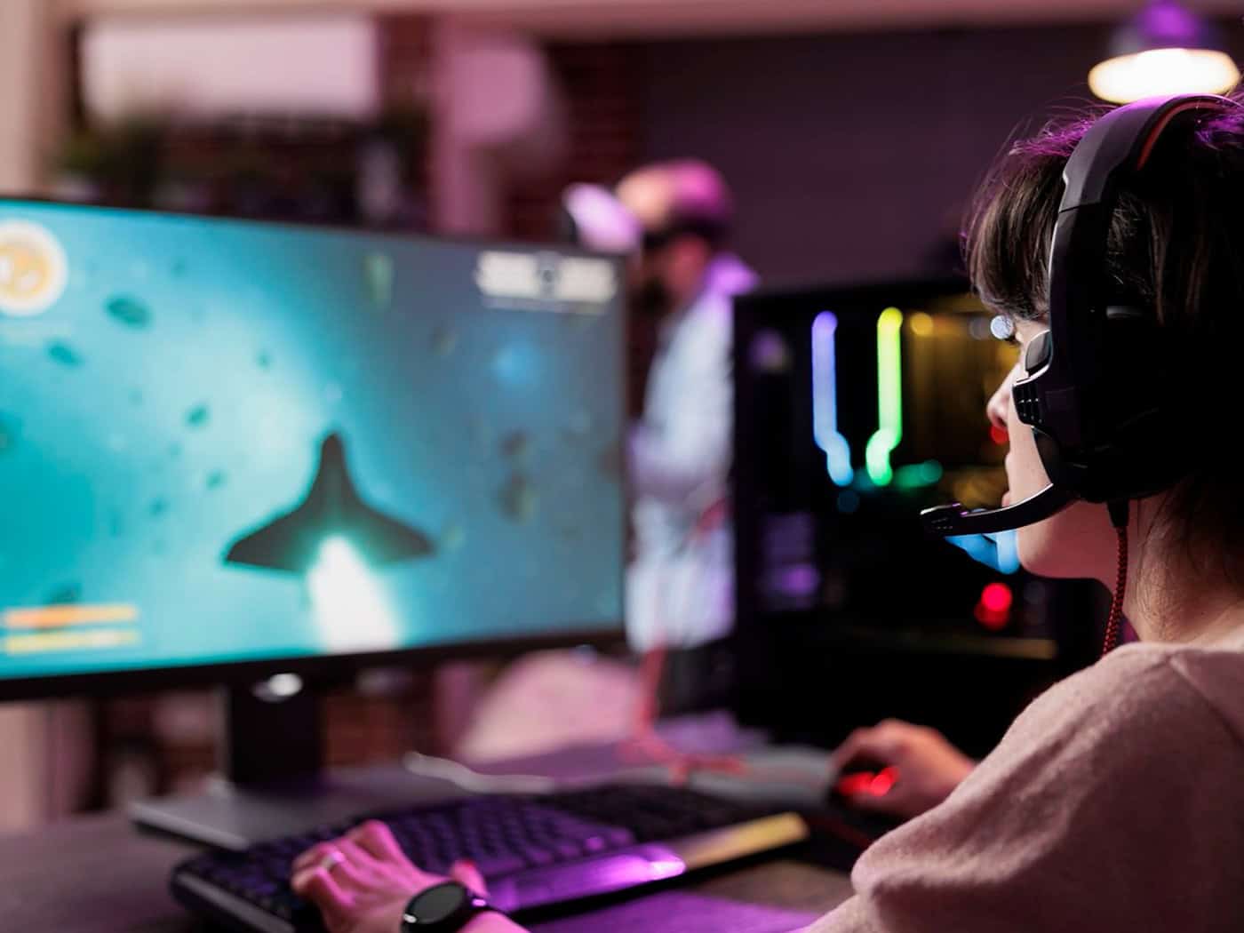 Symbolfoto: Junge Person beim Computerspielen an einem PC