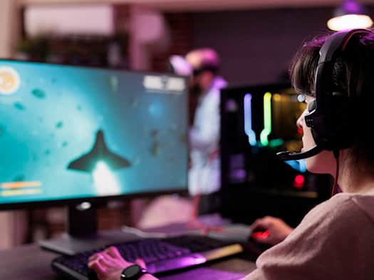 Symbolfoto: Junge Person beim Computerspielen an einem PC