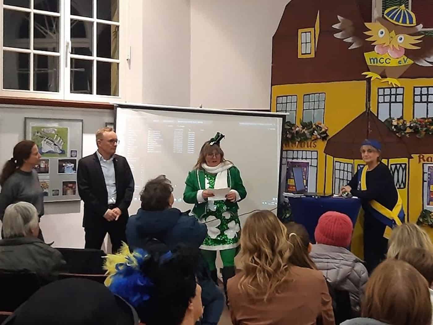 Rednerinnen und Redner vor dem Publikum der Midissage