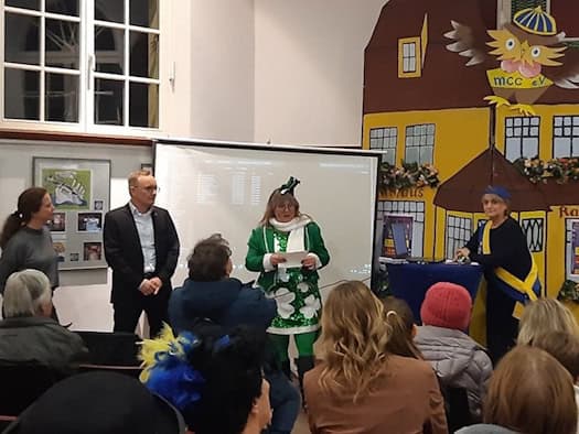 Rednerinnen und Redner vor dem Publikum der Midissage