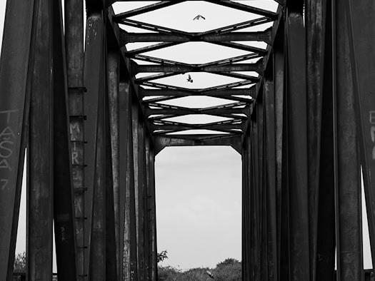 Hochuferstraße in Meißen an der Eisenbahnbrücke nur einspurig