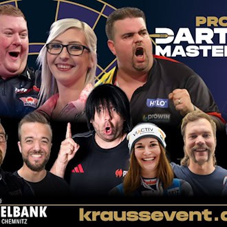 Promi Darts Masters 2026 in Chemnitz: Die Teilnehmer – Ricky Evans, Fallon Sherrock, Mensur Suljović, Gabriel Clemens, Simon Trommler, Mathias Mester, Julia Taubitz und Ikke Hüftgold – posieren gemeinsam für das offizielle Event-Plakat.