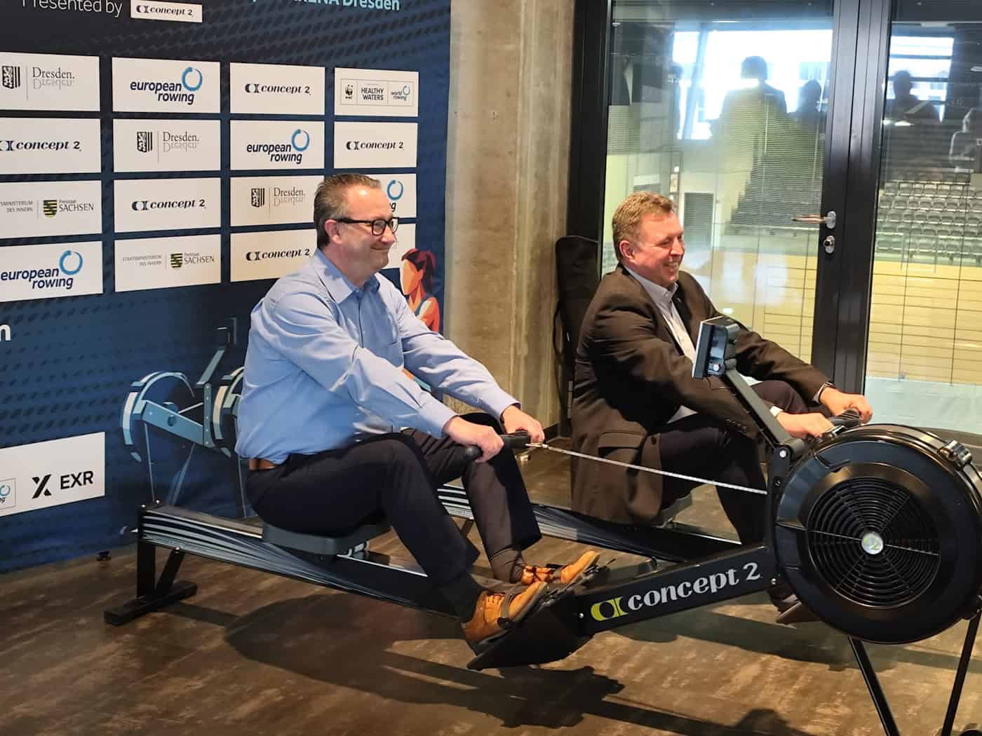 Dresdens Sportbürgermeister Jan Donhauser wagte sich nur für das PR-Foto auf den Ruder-Ergometer.